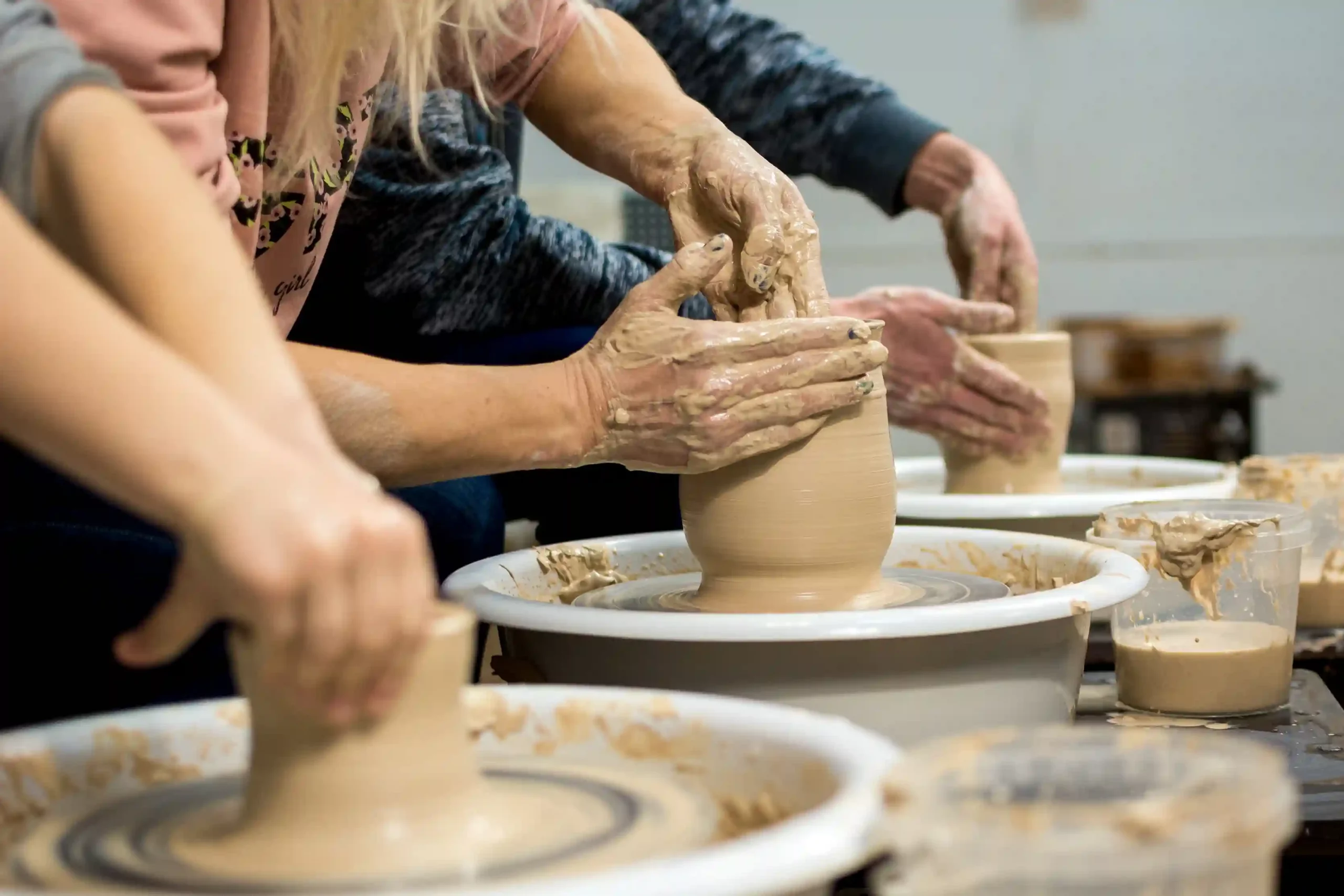 Team Building poterie – Atelier créatif et cours collectif Groupe de participants lors d’un atelier poterie collectif encadré par un professionnel